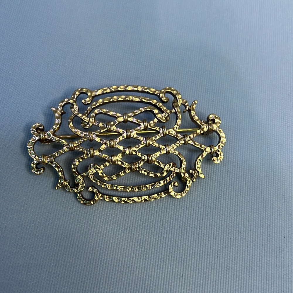 Classy and beautiful gold brooch (A-90)